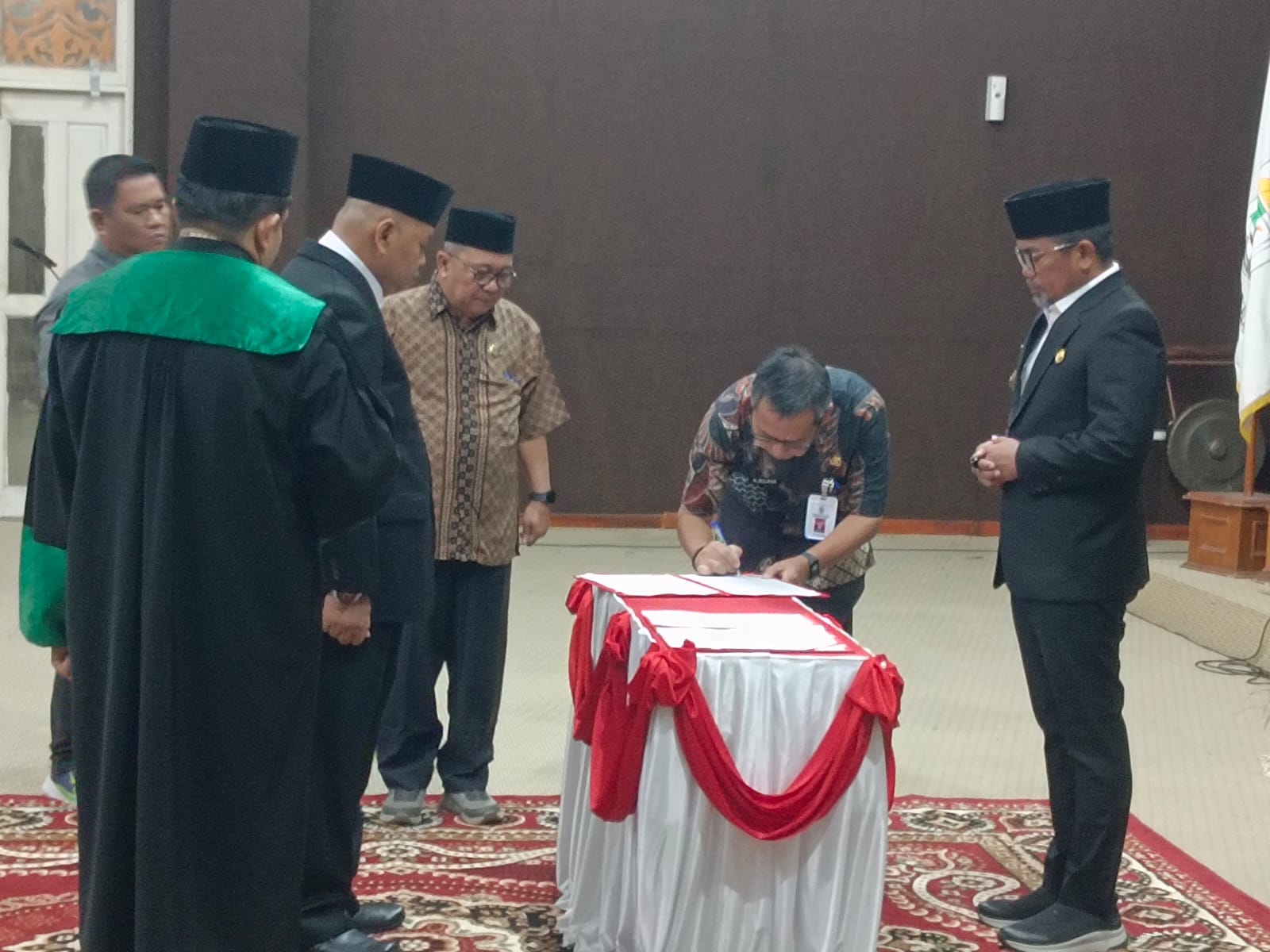 Bupati Zukri Lantik Denny Gunawan sebagai Dirut Perumda Tuah Sekata 2026–2031